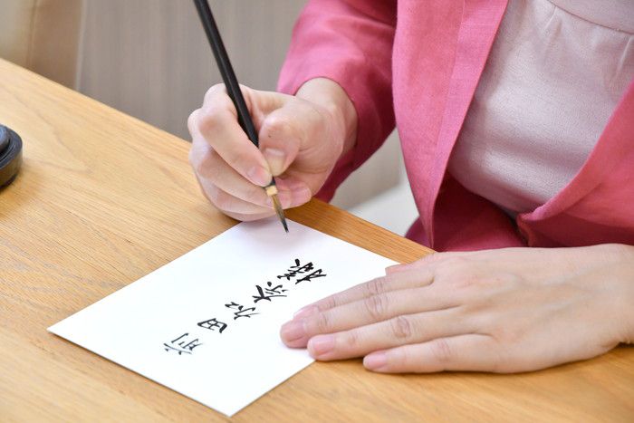 結婚式の招待状を手渡しの場合はお名前だけ書く