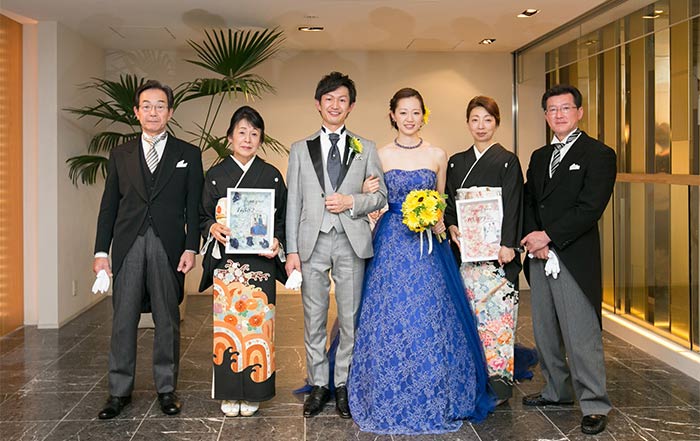 【お客様の声】前撮りドレス色にあわせたお花アレンジで贈る両親贈呈品