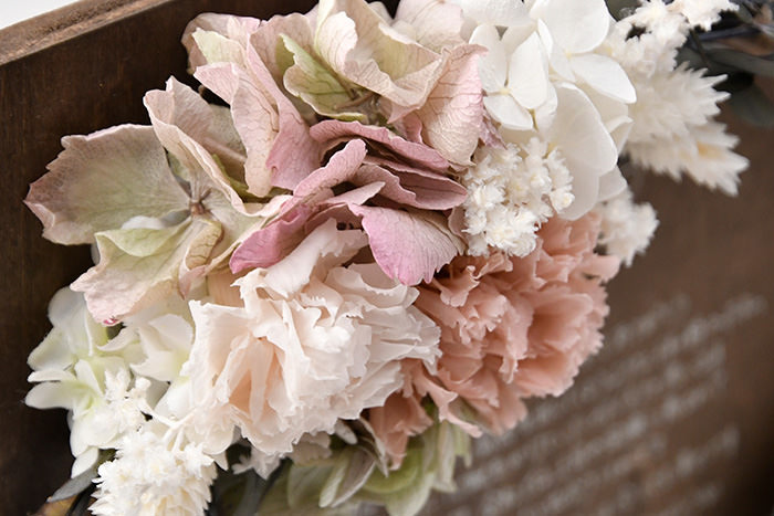 温かみのあるウォールナットとくすみカラーが気持ち伝えるフラワーギフトの魅力