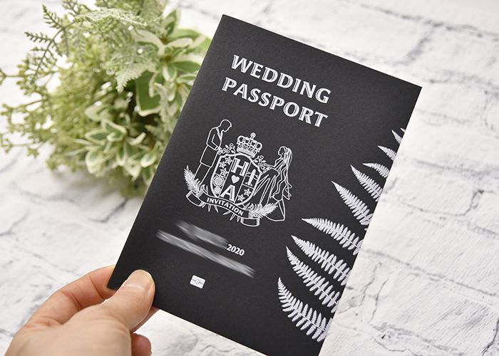 オリジナル実例集 黒台紙 線画イラストがかっこいい パスポート風招待状 おしゃれな結婚式を綴るコラム ファルベ