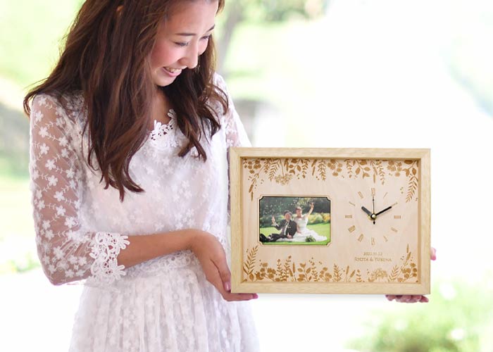 両親プレゼントのフォトフレーム付き木製時計はフォト婚や婚約記念品にもぴったり