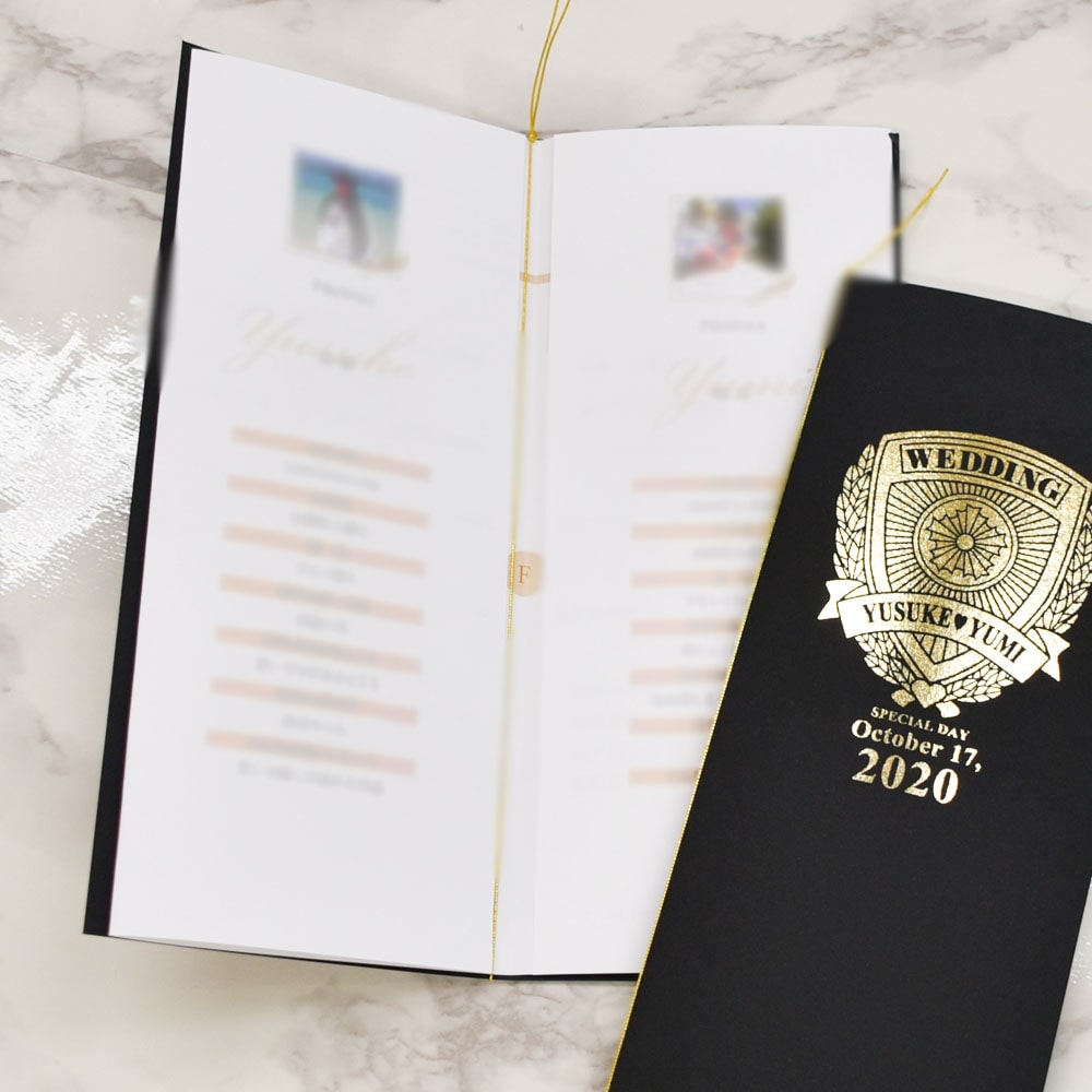 見開き部分は新郎新婦のプロフィールを