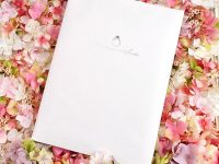 白い台紙にリングの箔押しが映える結婚証明書