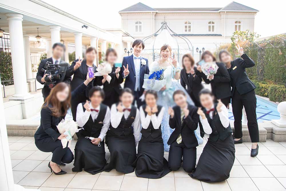 卒花レポート202106Y様_式場スタッフと記念撮影の様子