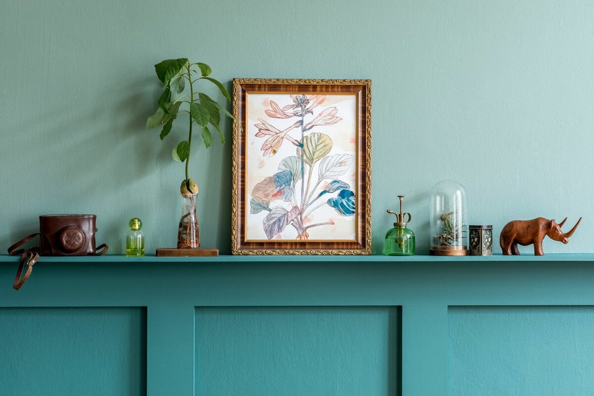 グリーンの壁にマッチするポスターと小物