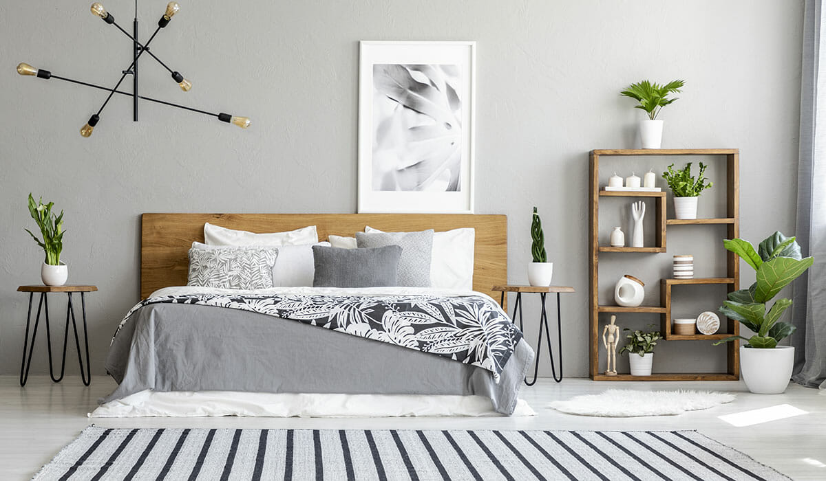 おしゃれなポスターを飾っているグレーや木目調でまとめられた落ち着いた部屋