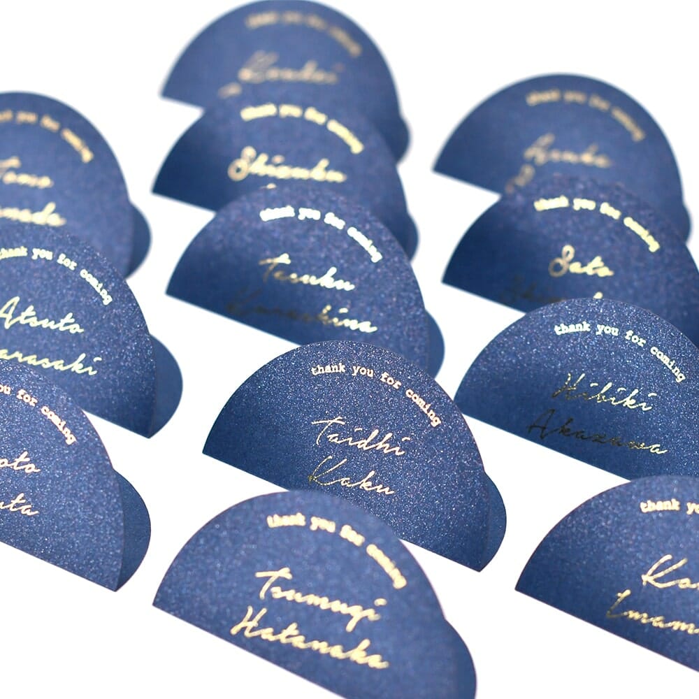 丸型のカットで仕上げる豪華仕様の席札