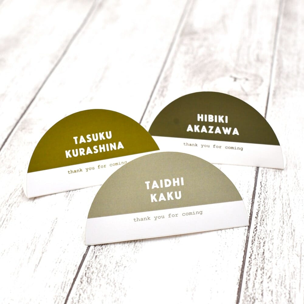 モスグリーンがかわいい！アーチ形に折った席札