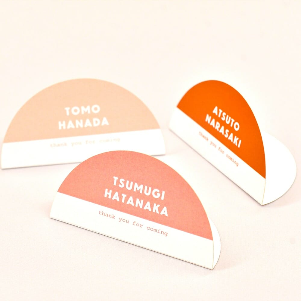 スカーレットがかわいい！色違いで揃えたいアーチ形席札