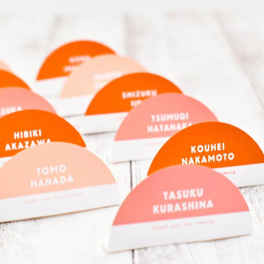 丸いフォルムで柔らかく演出！結婚式の席札