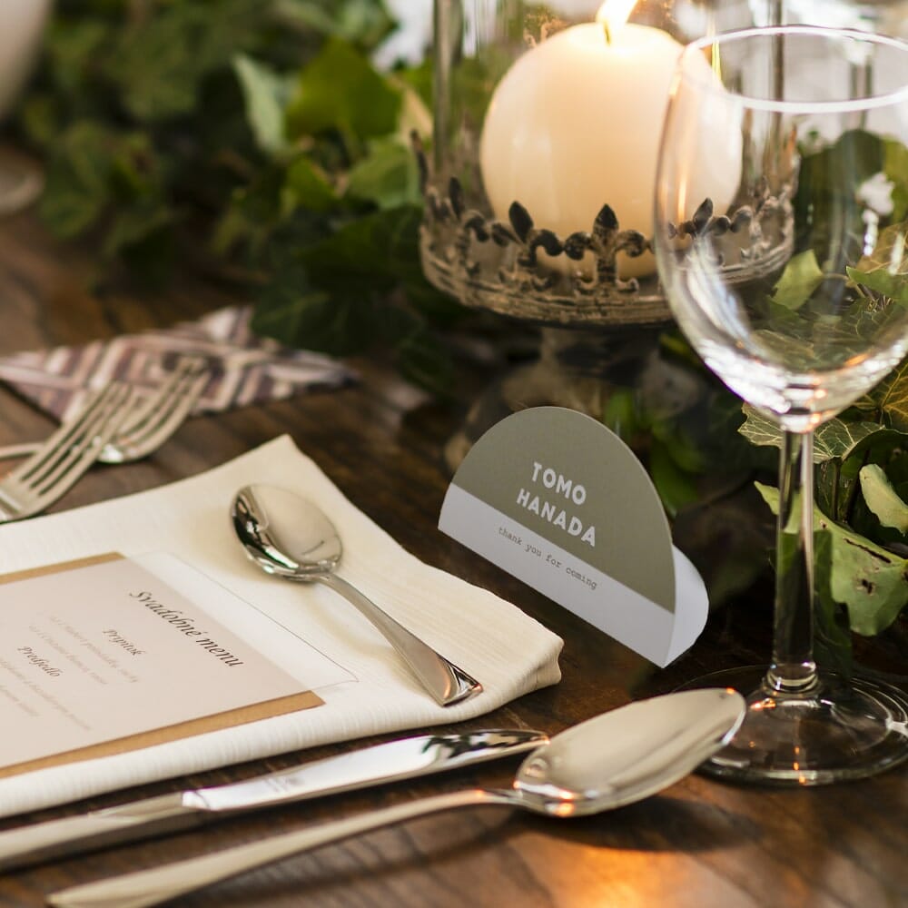 ナチュラルウェディングにもぴったりなアーチ形席札