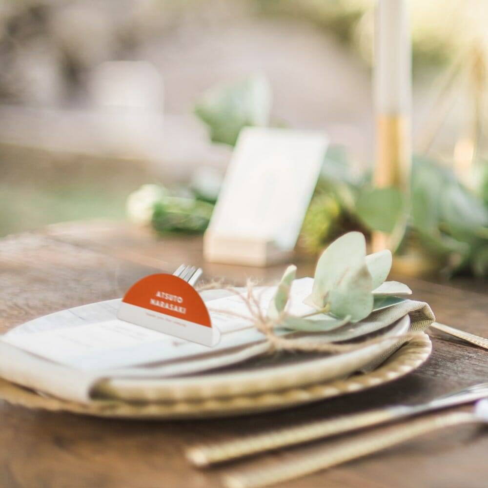 テーブルコーデの主役に！華やかなカラーの席札