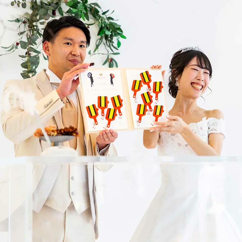 人前式で完成した結婚証明書をゲストにお披露目