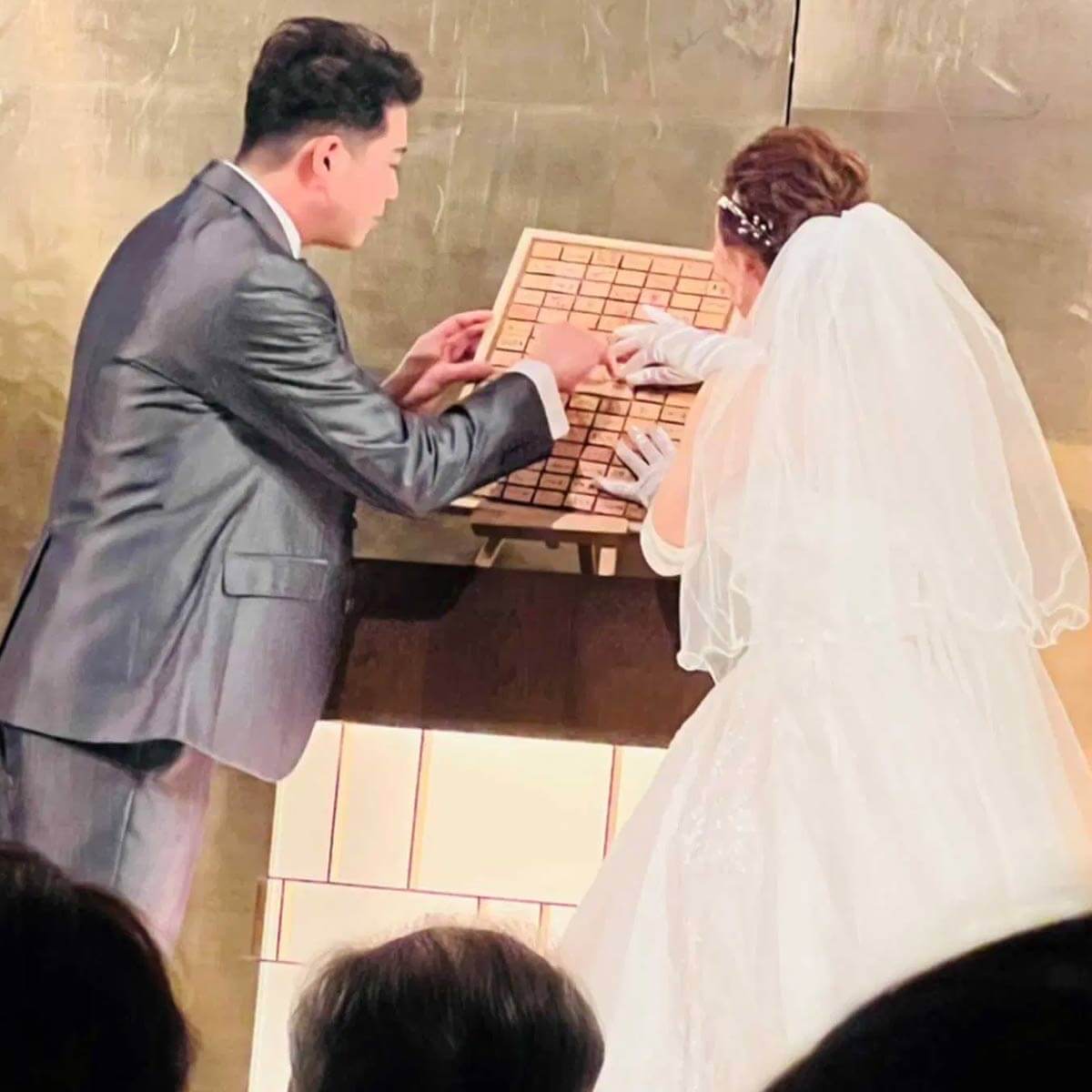 人前式でゲスト参加型結婚証明書を完成させる新郎新婦様