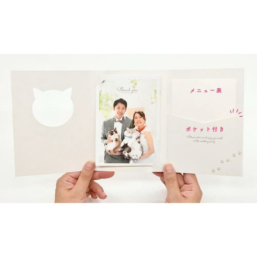 開いた右側がポケットになっていて、メニュー表入れになっています。