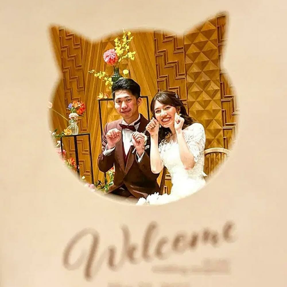プロフィールブックのねこ型の窓越しにゲストが撮影した高砂の新郎新婦