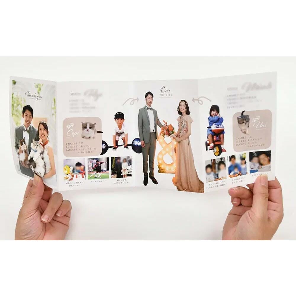 横に開くとお二人のプロフィールがあらわれました！  幼少期のご家族との思い出写真と、お二人の愛猫のご紹介コーナーも。