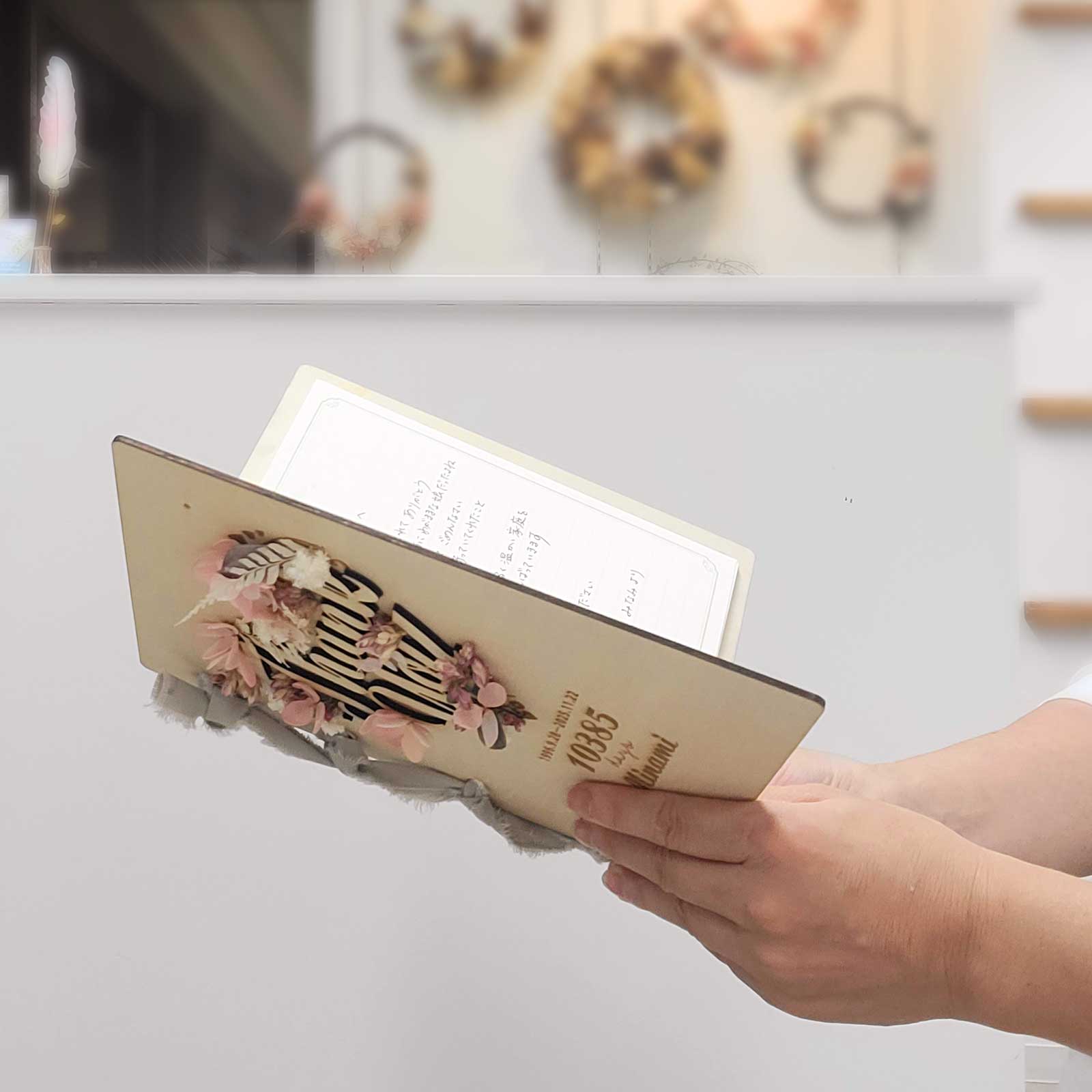 かわいくアレンジされたブックを開いて中身を読んでいるところ