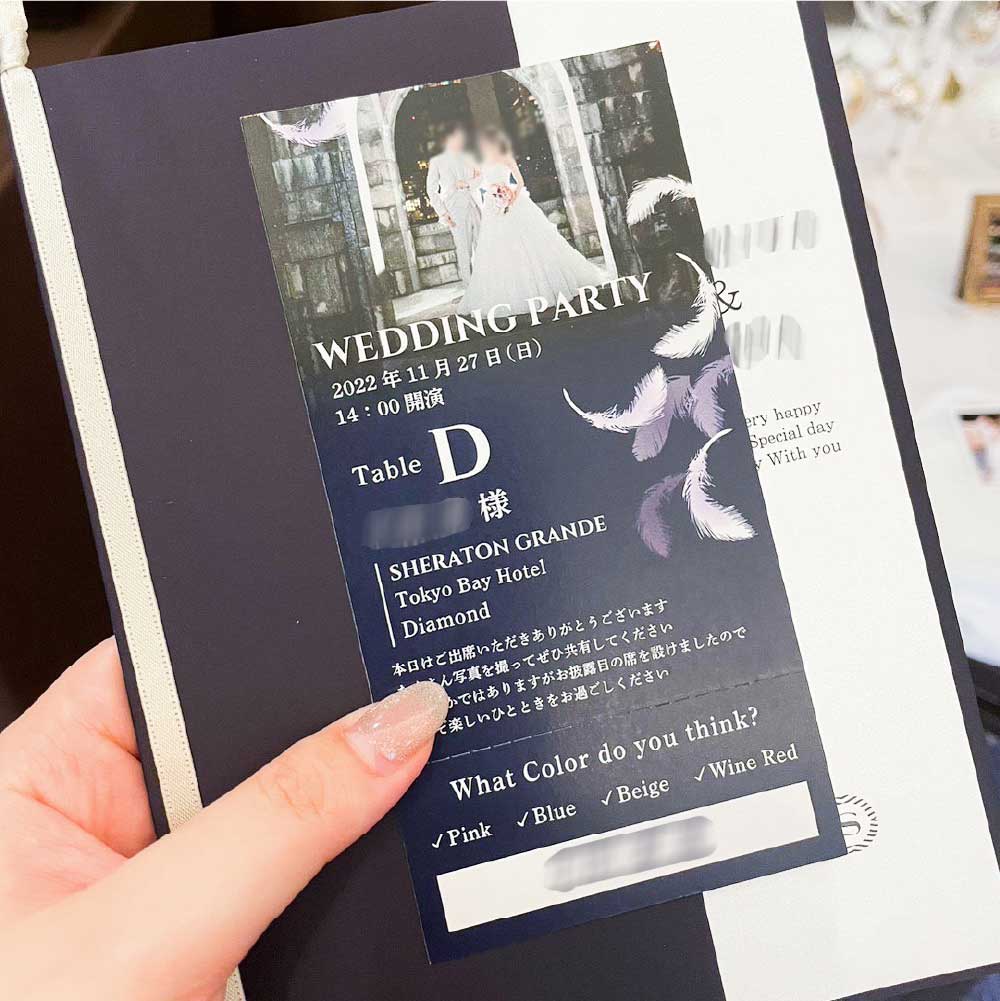 会場のカラーや他のアイテムのネイビーカラーに統一したミュージカルチケット風結婚式の受付アイテムエスコートカード