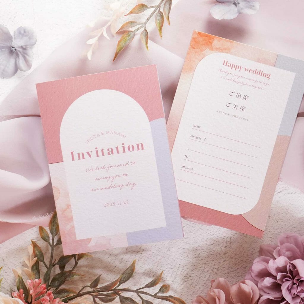 アーチ型デザインでピンクのニュアンスカラーの結婚式で使う招待状