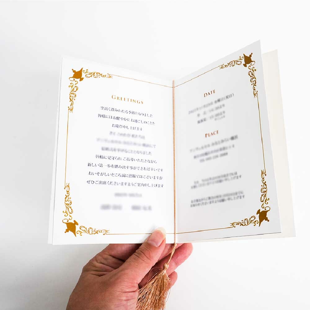 魔法のランプで切り取った窓を付けたアラジンがテーマの結婚式の招待状
