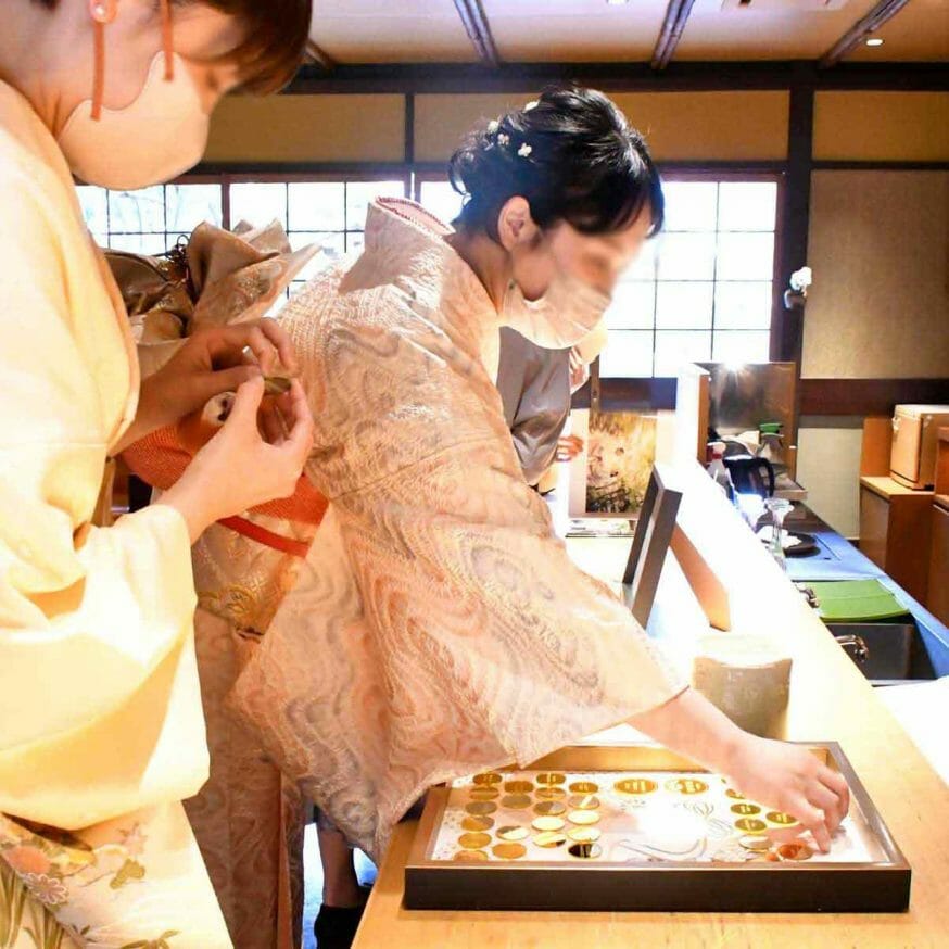 ゲストにプレートをはめていただき仕上げていきます