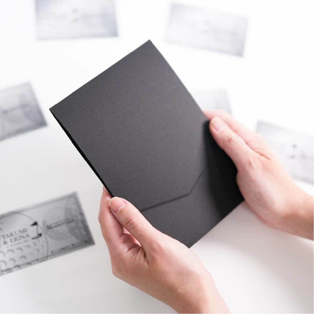 シンプルな黒の台紙でシックな印象の結婚証明書