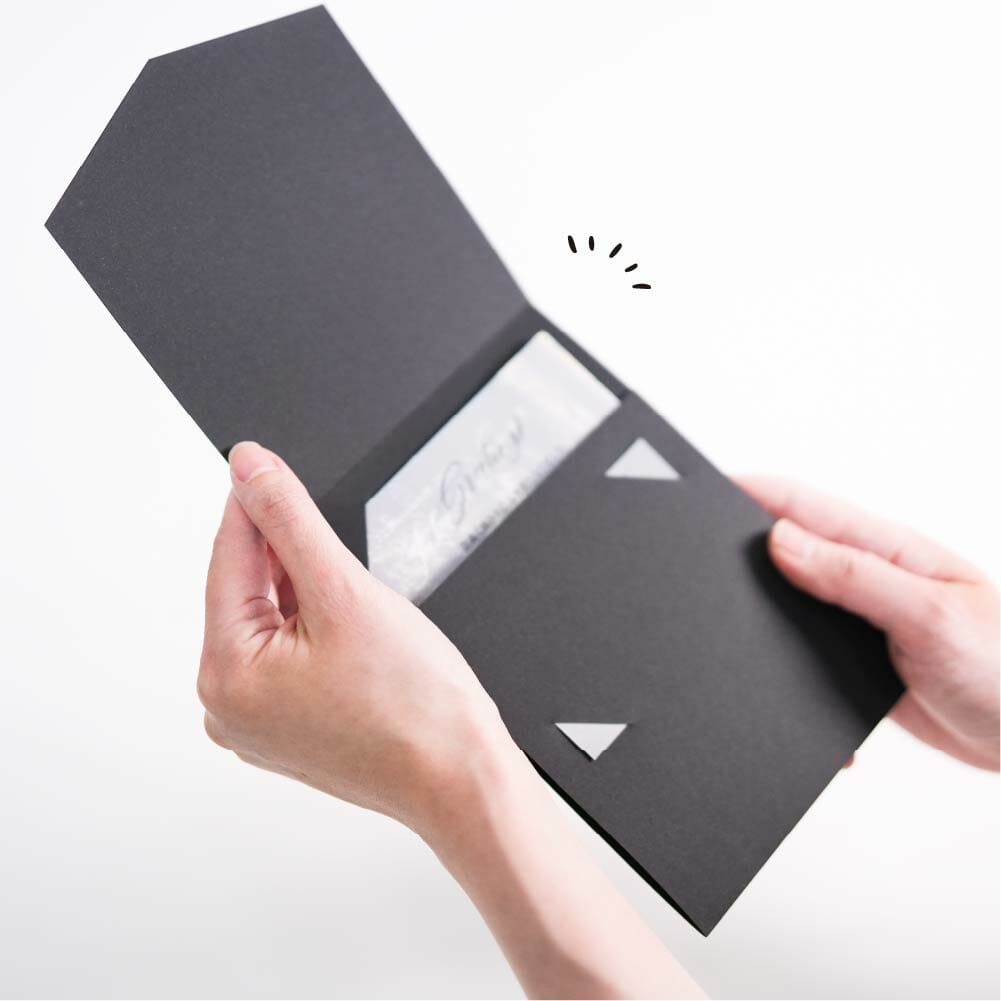 前撮とトレぺの本状とゴルフ会員証風の返信用QRコードが入ったカード付招待状