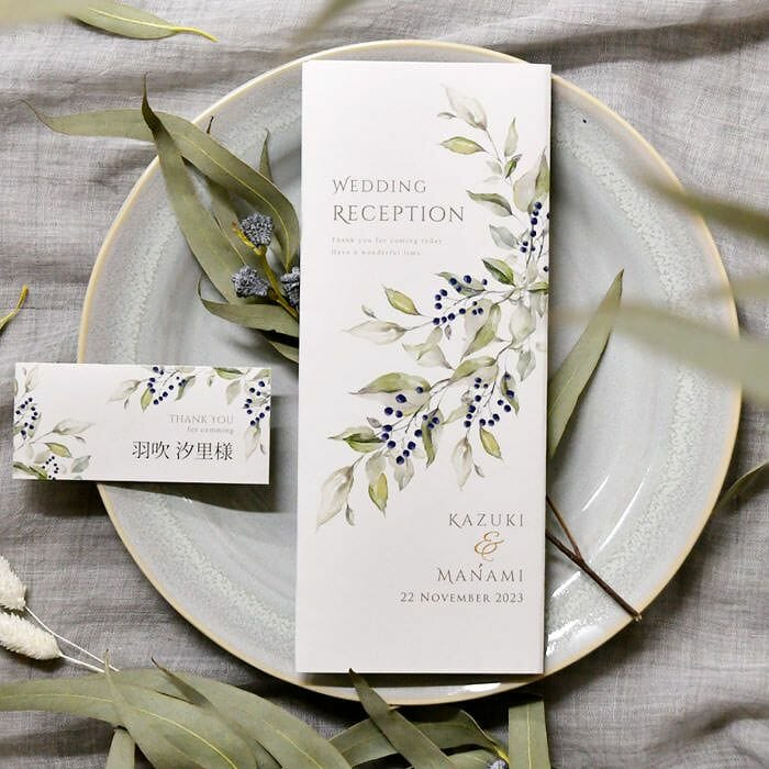 おちついたナチュラルデザインの結婚式席次表と席札