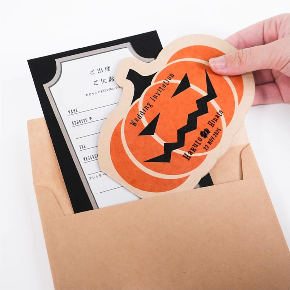 ハロウィン風のアレンジをした結婚式の招待状