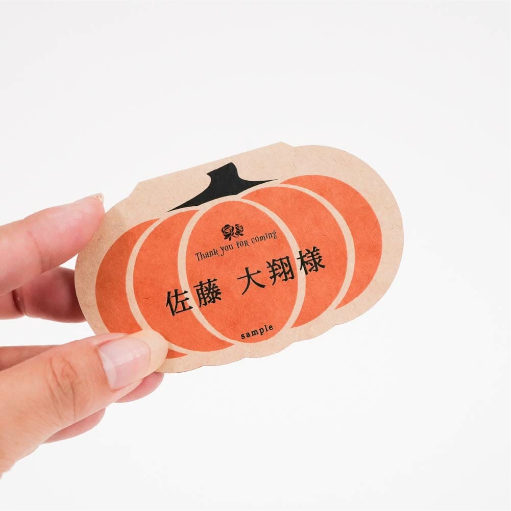 手のひらサイズのハロウィンのカボチャの形をした結婚式の席次表