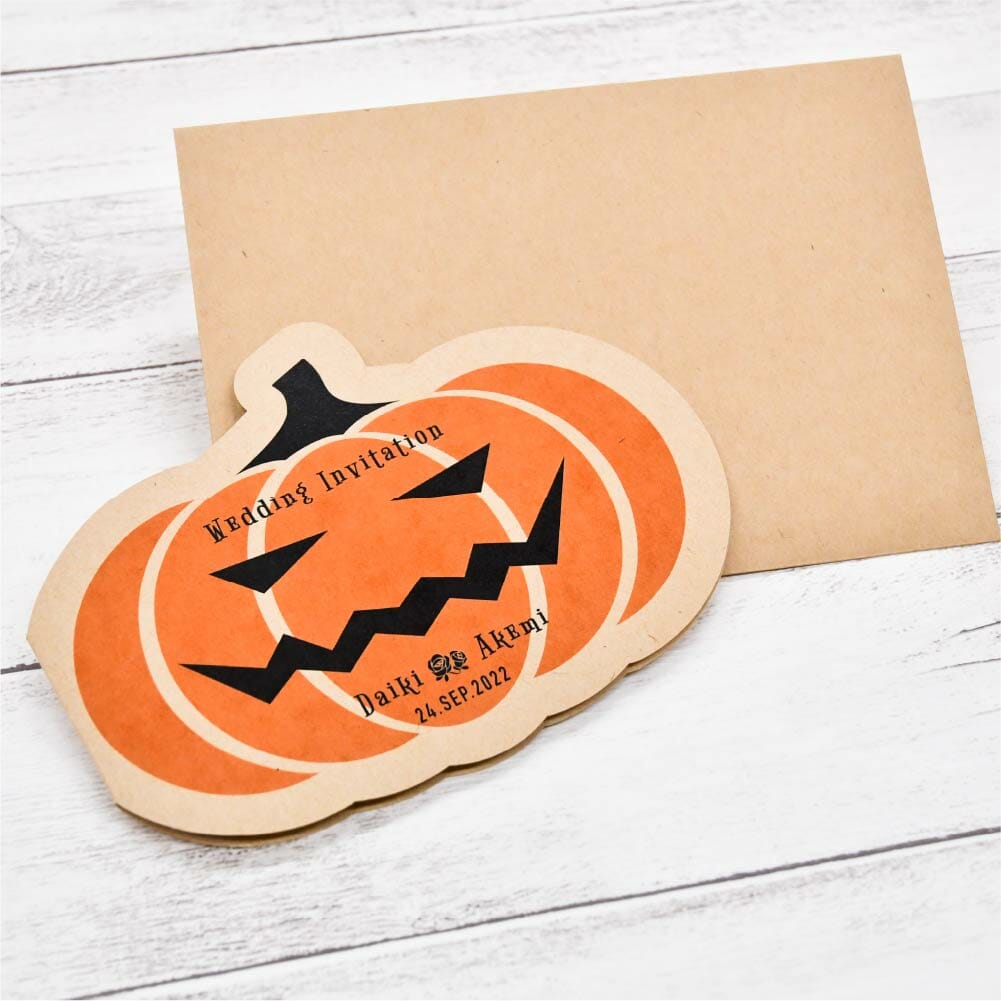 カボチャの形とハロウィンカボチャのデザインがされたクラフト紙の結婚式招待状とお揃いのクラフト紙の封筒セット