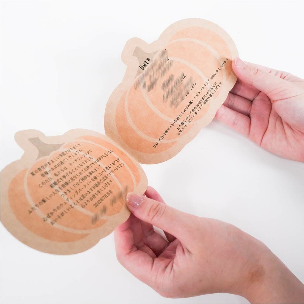 カボチャの形とハロウィンカボチャのデザインがされたクラフト紙の結婚式招待状