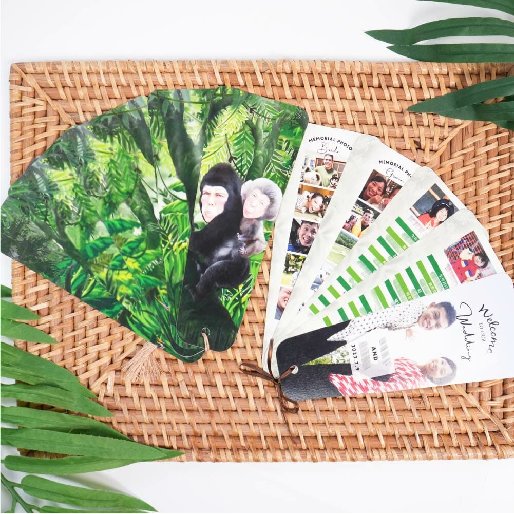 両面印刷で表がプロフィール、裏が婚姻届けと一緒のデザインにした扇子型に開くプロフィールブック