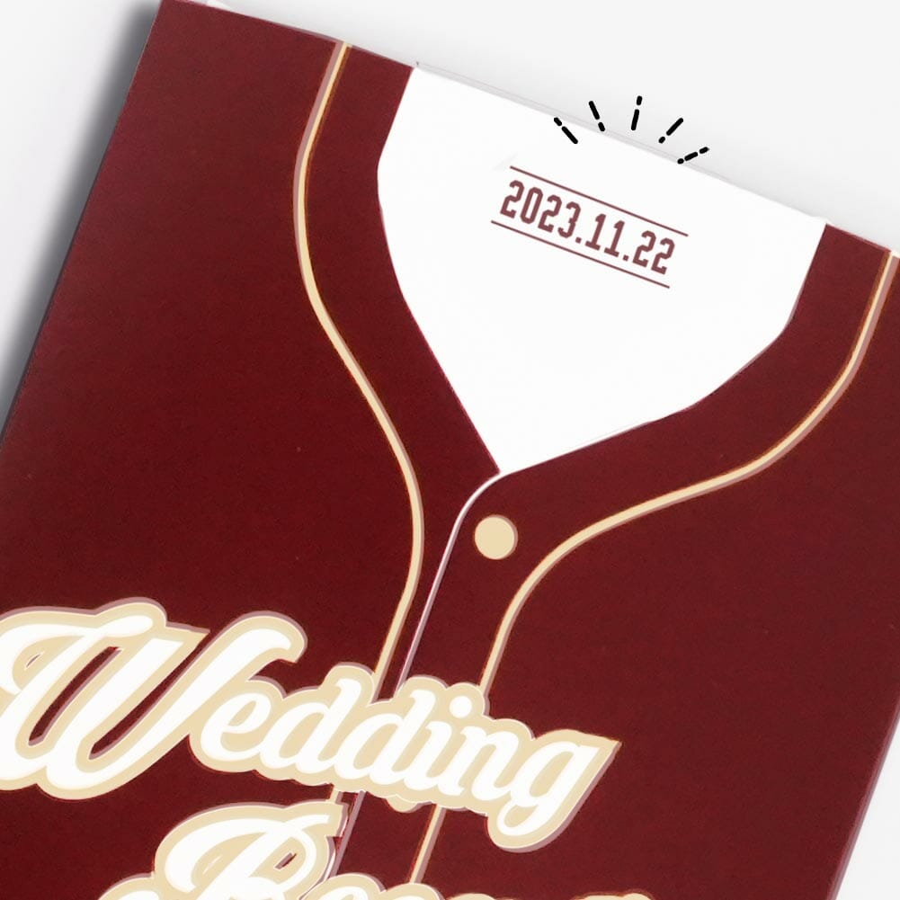 襟のタグにも挙式日を入れたユニフォームデザインの結婚式席次表