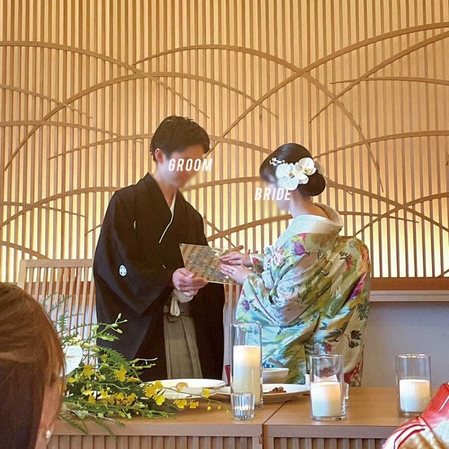 色打掛けを着て結婚証明書を仕上げるお二人