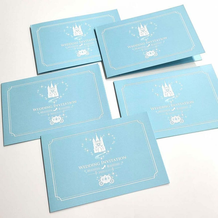 お城・ガラスの靴・かぼちゃの馬車のイラストが入ったシンデレラデザインの招待状