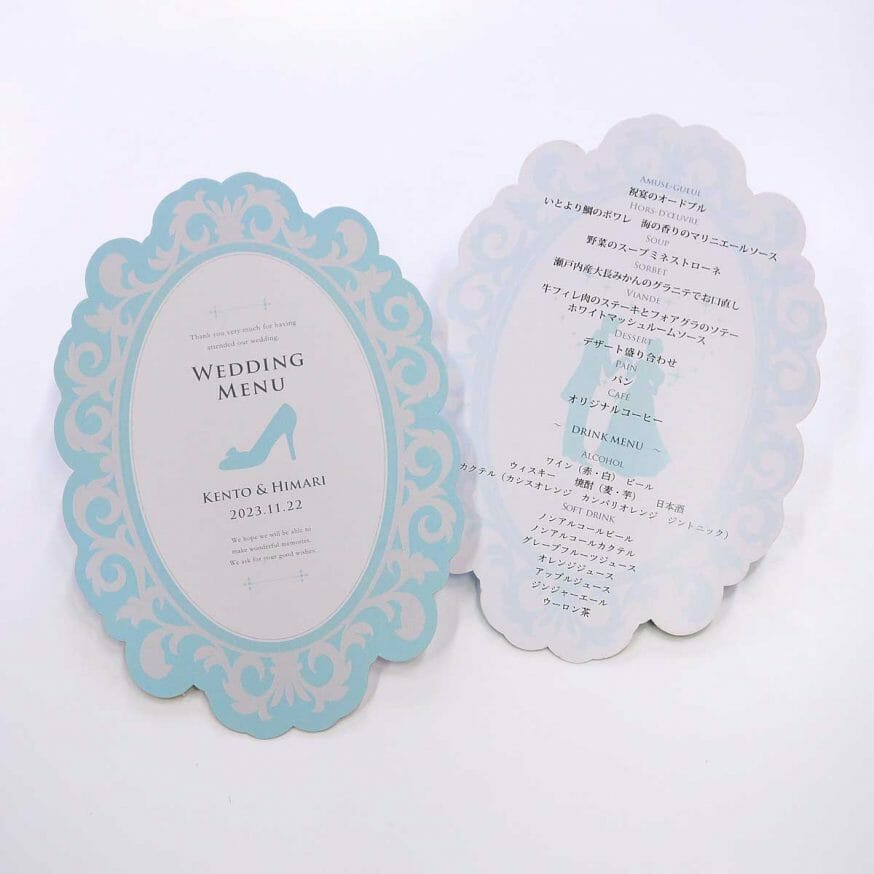 しっかりとした厚紙に両面印刷されたメニュー表