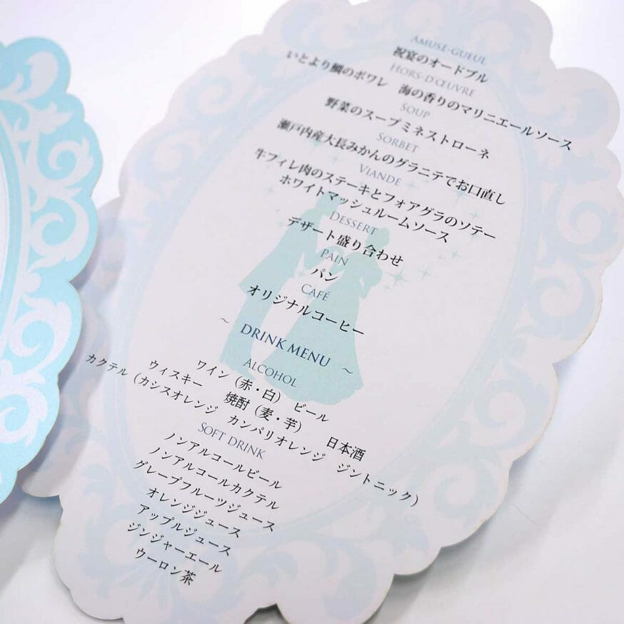 メニューとドリンクメニューの背景にはシンデレラ風の新郎新婦のイラスト