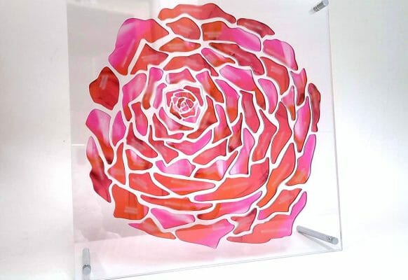 美女と野獣がテーマの結婚式！薔薇の花をイメージしたアクリルピース型結婚証明書