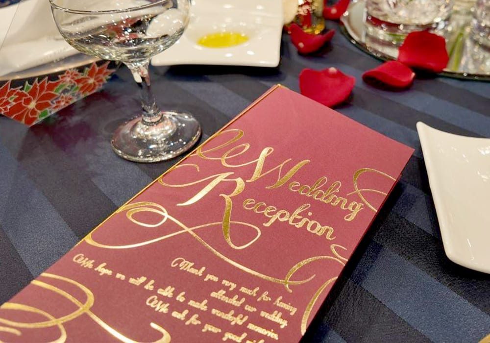ゴールド箔押し＆ワインレッドカラーの席次表