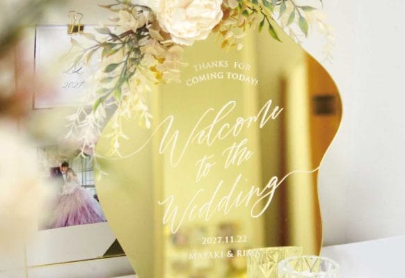 センスが光る結婚式に！お花アレンジ付で華やかさアップのアクリルミラーウェルカムボード