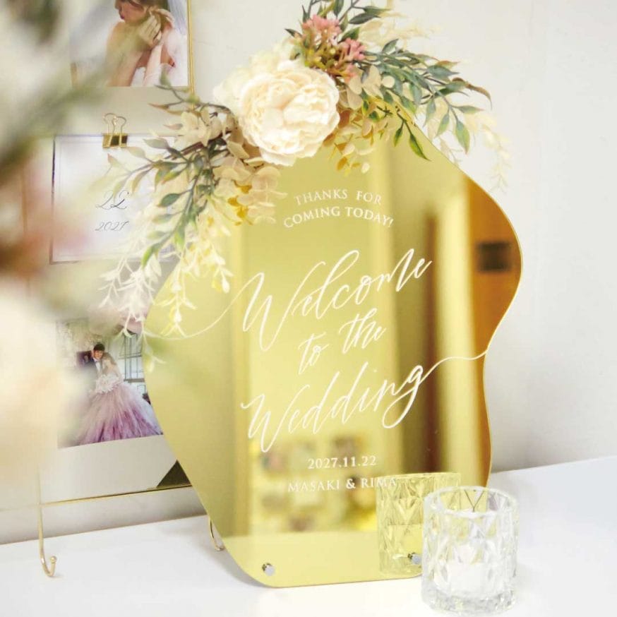 式場の映り込みもオシャレなアクリルミラーウェルカムボード