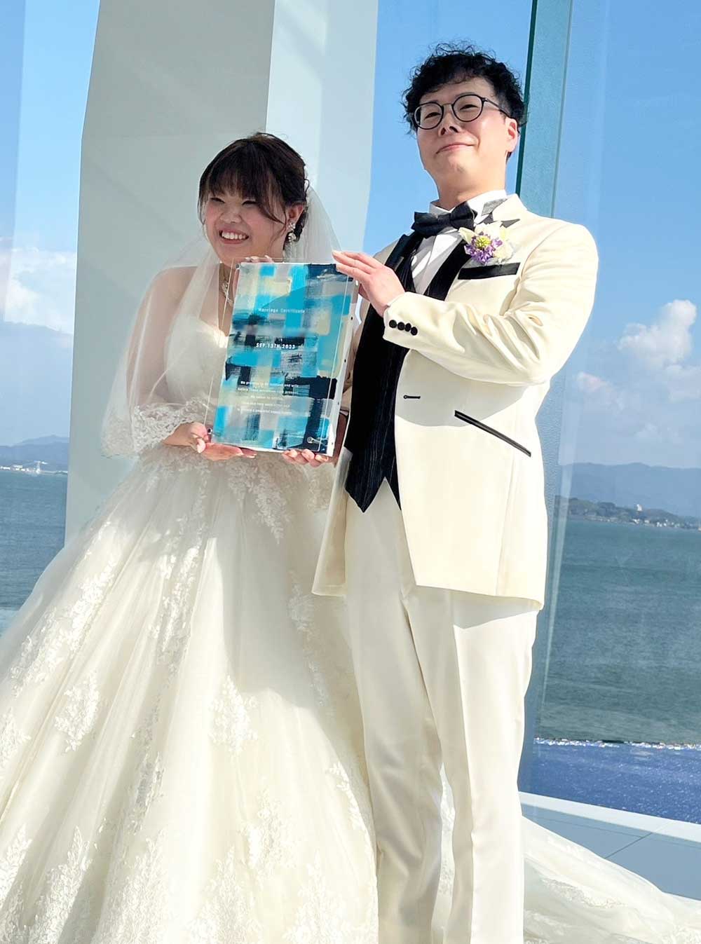 お客様の声_結婚証明書ウェディングキャンバスを二人で手に持ってゲストに見せているところ
