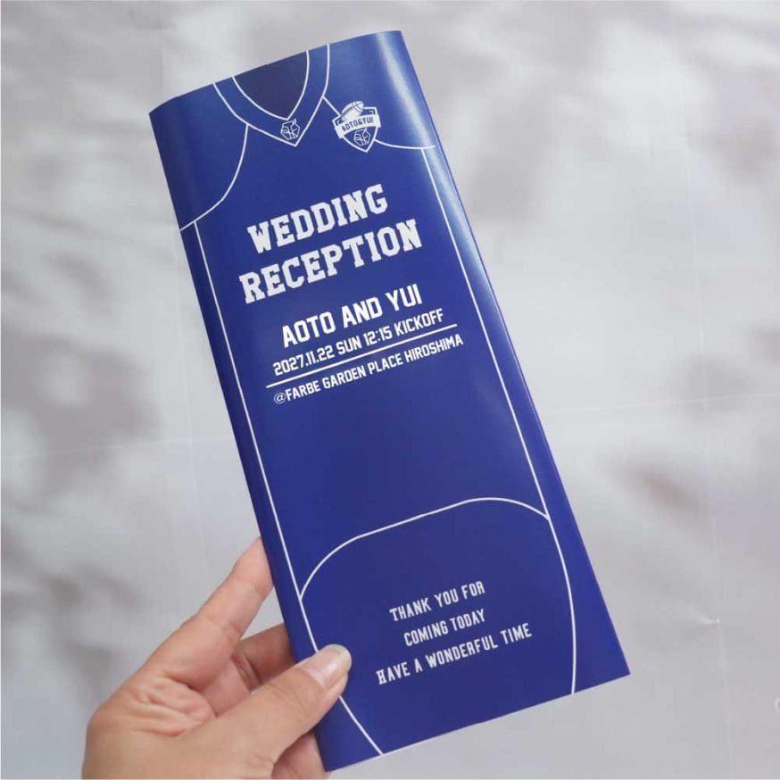 スタイリッシュな4つ折りにユニフォームのデザインをプラス