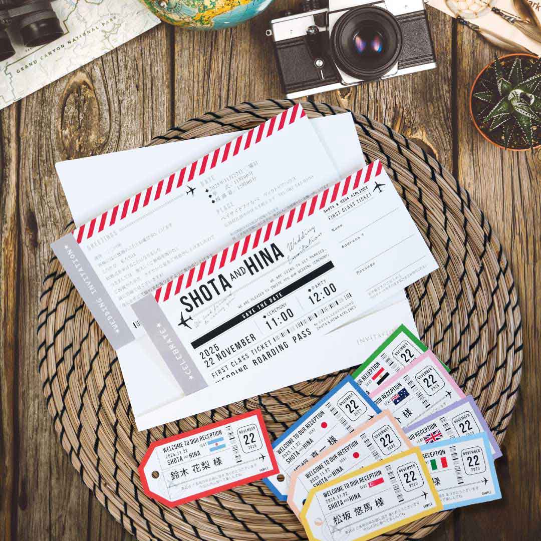 結婚式参加のゲストも旅気分♪飛行機デザインで揃える招待状＆カラフルな席札タグ