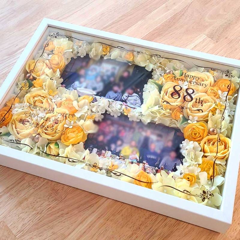 黄色い花を敷き詰めた華やかなフレーム