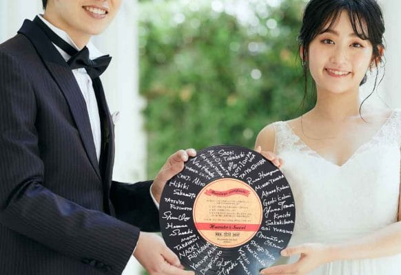 《レコード風のゲスト参加型結婚証明書》音楽好きの新郎新婦さんやフェス婚事例！