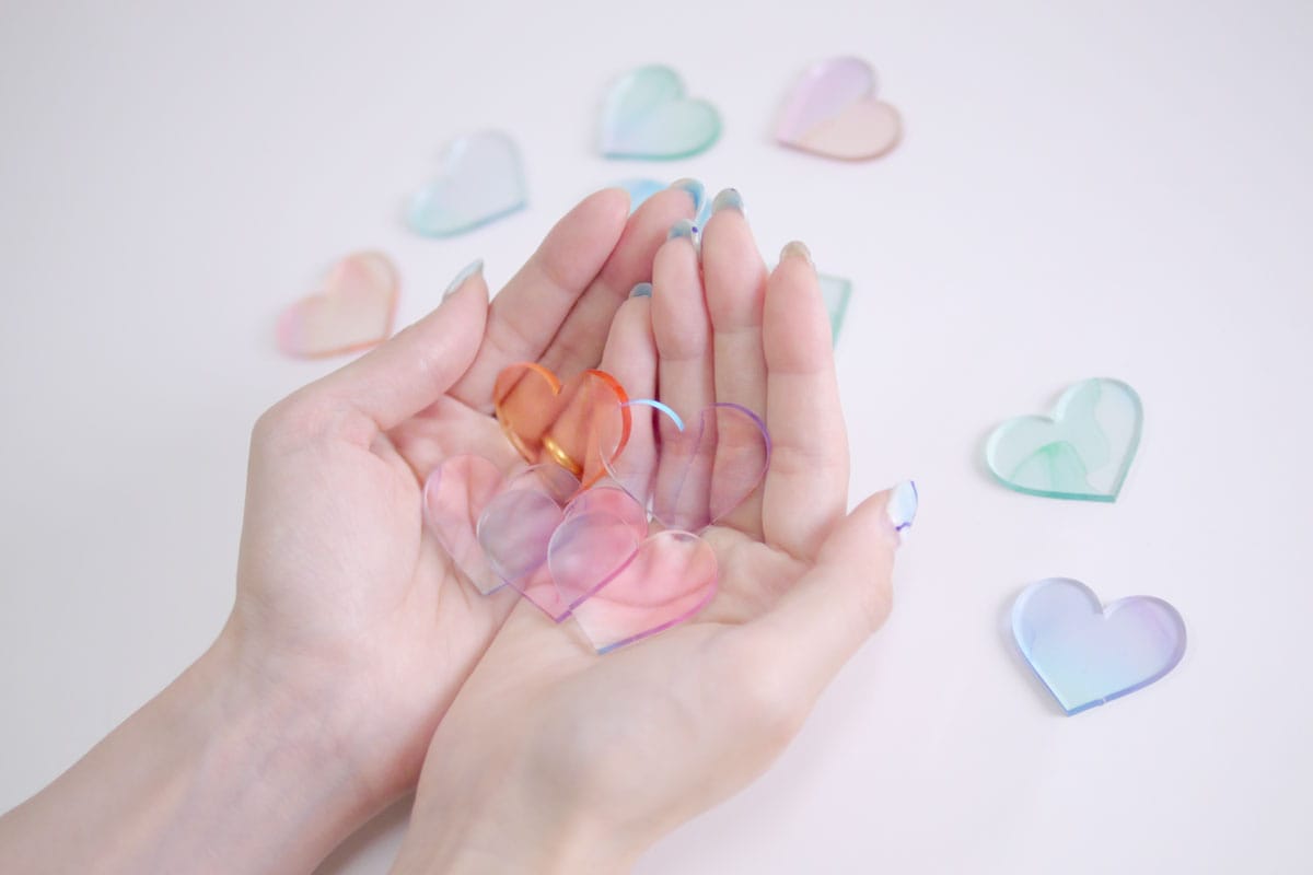 透明感のあるカラフルなハート型のアクリルピース