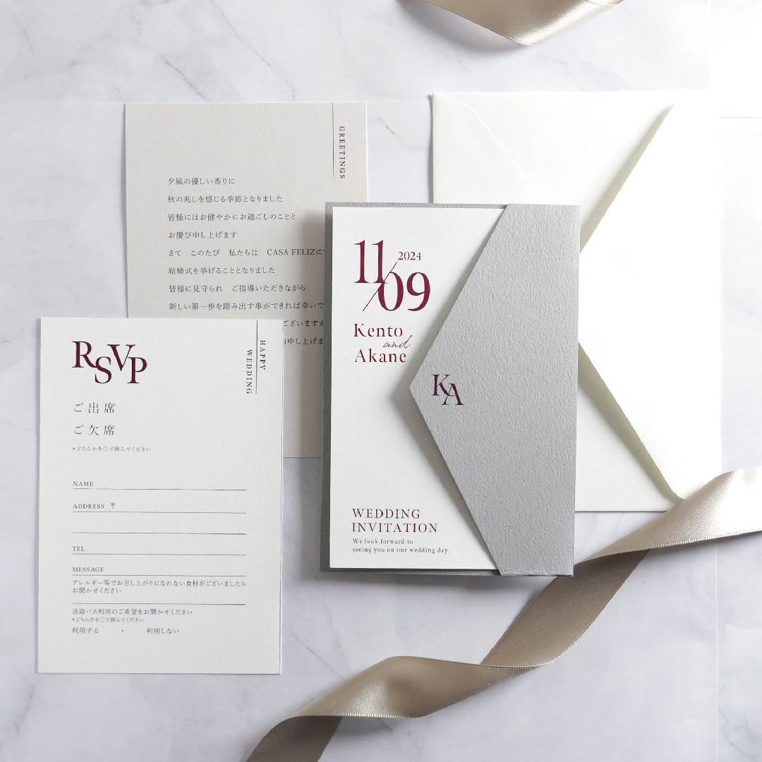“トレンド結婚式”アッシュグレーとバーガンディの色合せが招待状超絶オシャレ！